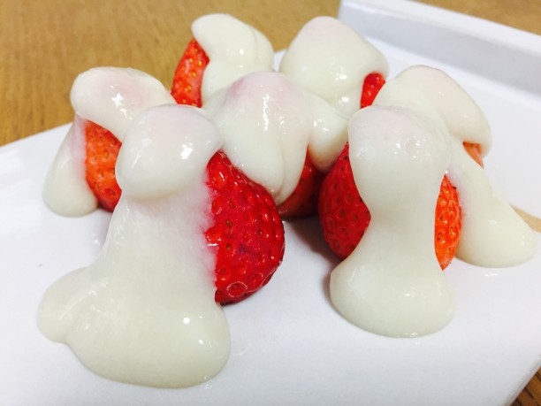 甘こうじをイチゴにかける