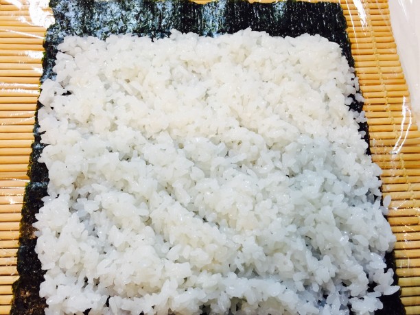海苔のうえに酢飯をのせる