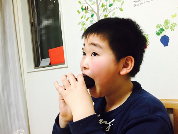 恵方巻にかぶりつくそうちゃん