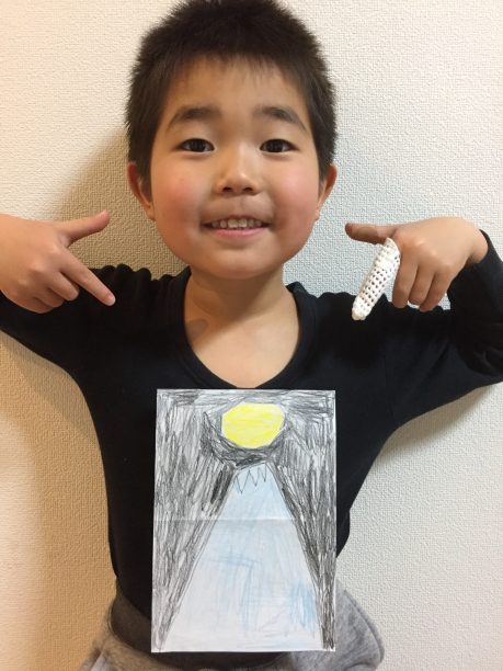 絵を見せるせんちゃん