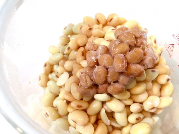 ガラス容器に大豆と納豆を加える
