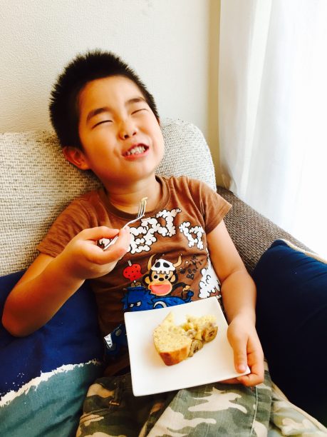 バナナケーキを食べるせんちゃん