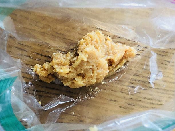 保存袋に味噌を入れる