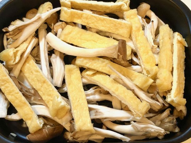 グリルパンにキノコと厚揚げを敷き詰める