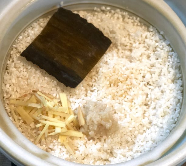 お釜に米と調味料を入れる
