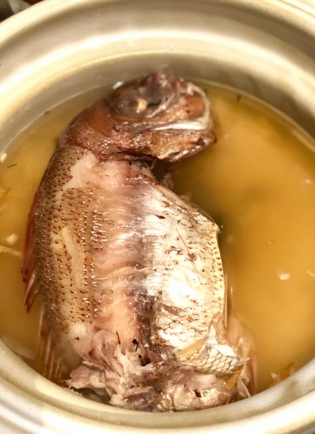 鯛とだしを入れる