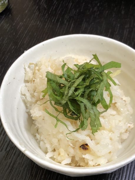 仕上げに大葉をのせる