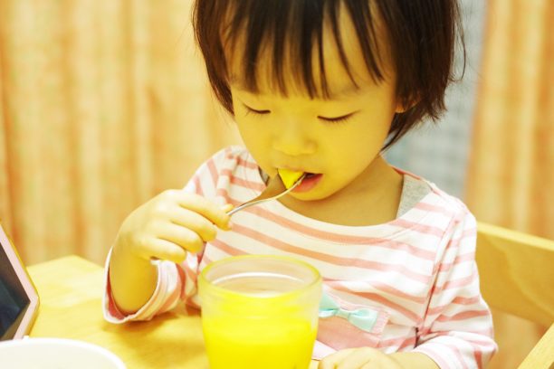 かぼちゃプリンを食べるあすかちゃん