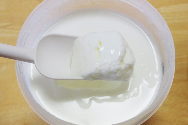 Wの乳酸菌と明治おいしい牛乳でヨーグルト完成