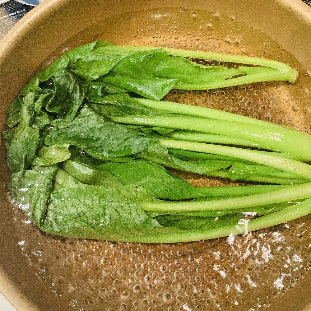 小松菜を茹で、水分を絞ったら食べやすい大きさに切り分けます