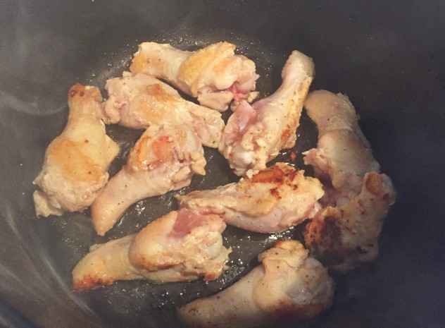 鍋にサラダ油とニンニクを入れ、香りがたったら、鶏肉を焼き色がつくまで炒めます。
