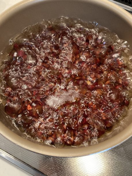 鍋に小豆とたっぷりの水を入れ3分沸騰させます。