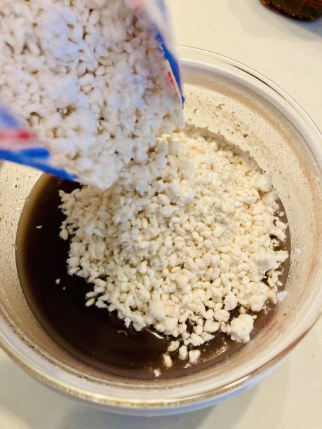 よく揉みほぐした米こうじを入れます。
