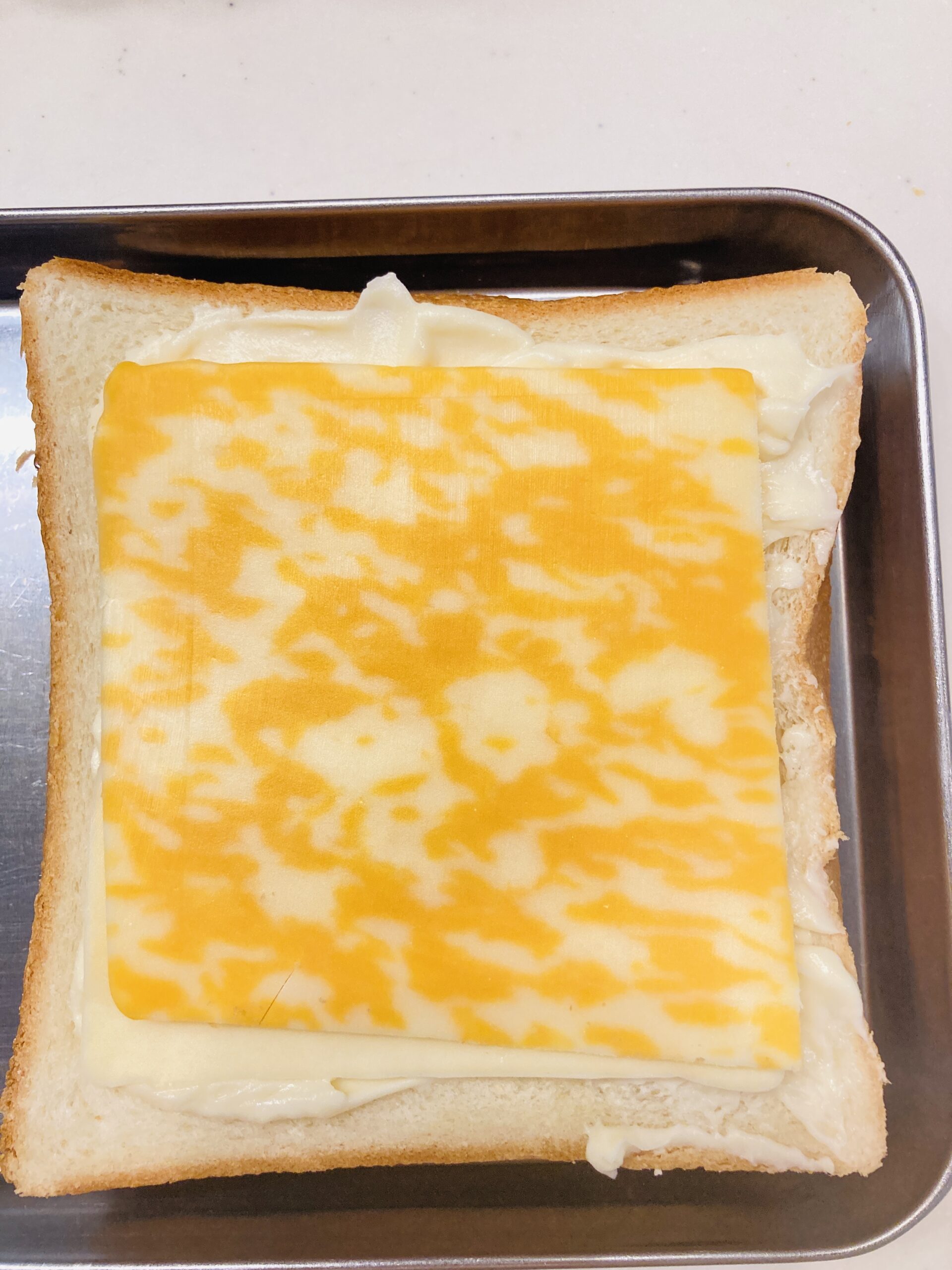 とけるタイプのスライスチーズを乗せ、トースターでチーズが溶けるまで焼きます