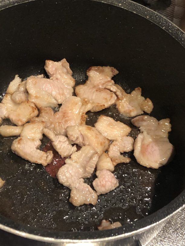 鍋にごま油を敷き、豚肉を炒めます。