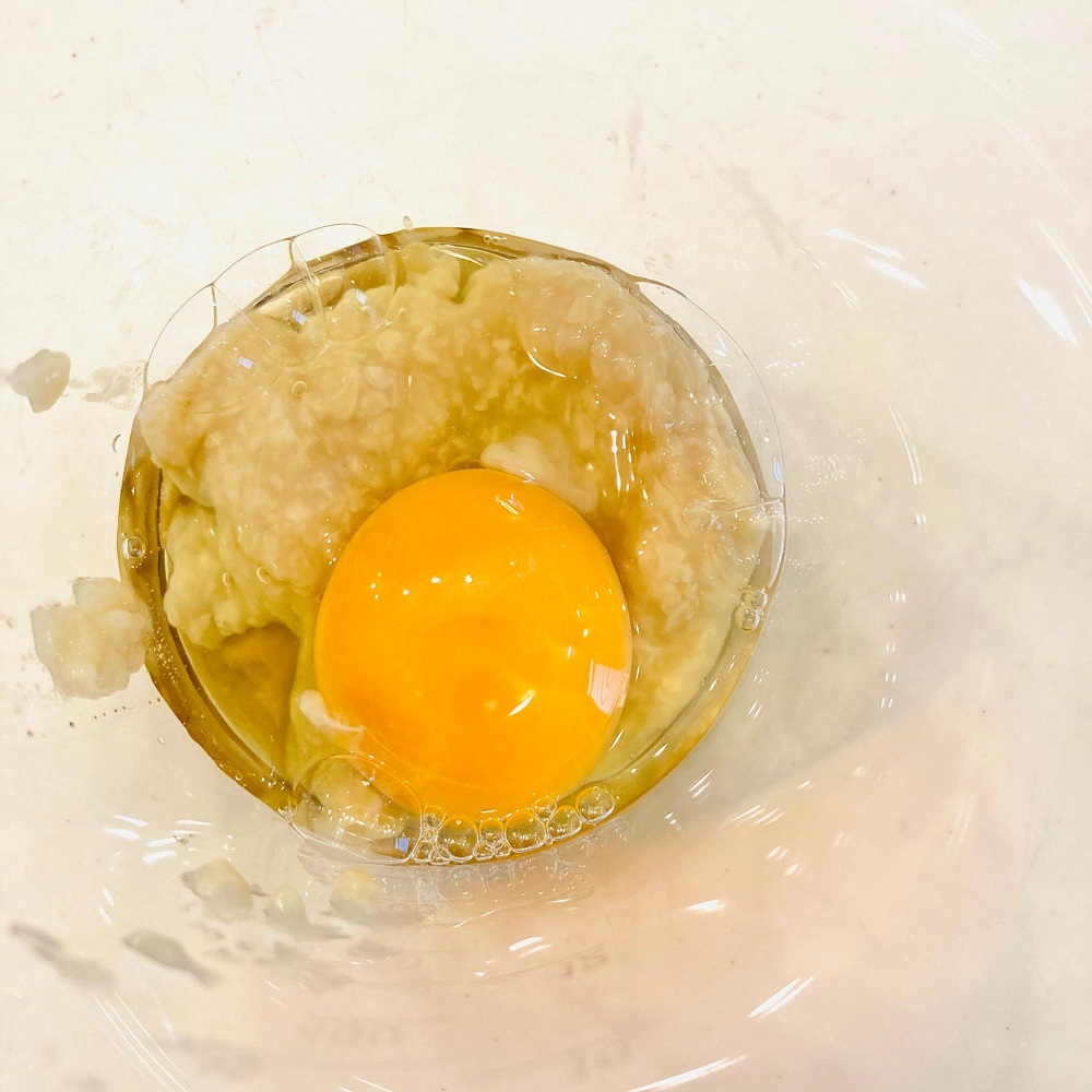 酢こうじ、卵、塩、きび砂糖をブレンダーで混ぜ合わせます