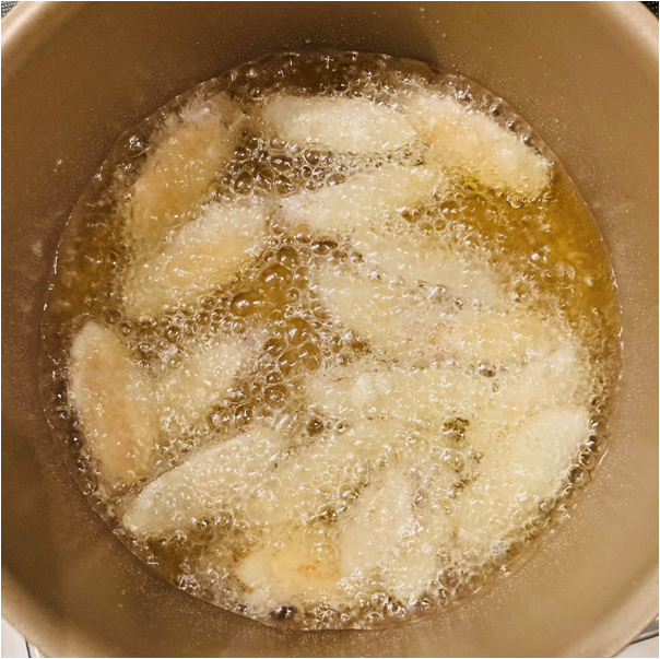 160℃の油でごぼうを揚げます。