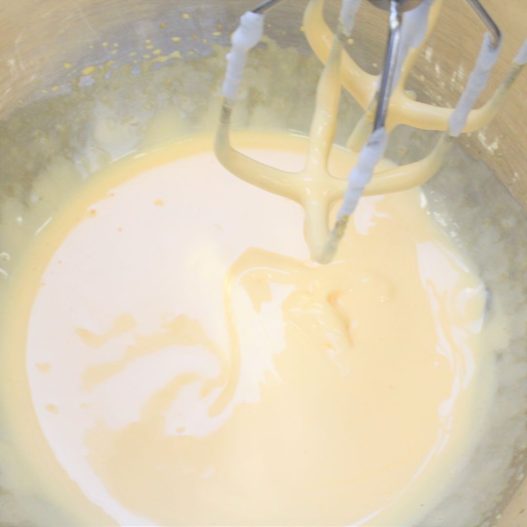 別のボウルに卵黄と卵黄用のグラニュー糖を入れ、泡だて器でもったりするまで混ぜます。ふるった薄力粉を入れ、粉っぽさがなくなるまで混ぜます。