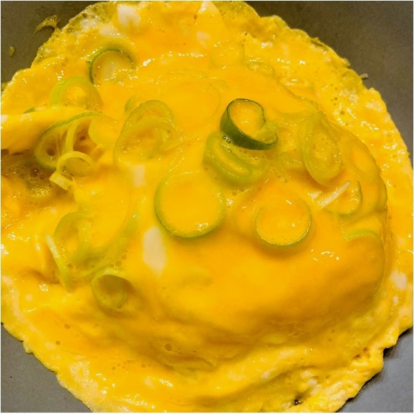 強火のフライパンにごま油を熱し、②の卵液を入れて半熟になったら火を止め、ご飯の上にスライドさせる感じで乗せます。