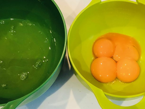 卵白と卵黄に分けます。