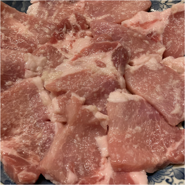 豚カツ用の肉を半分に切り、塩こうじを満遍なく塗り込み冷蔵庫で3時間程寝かせます。