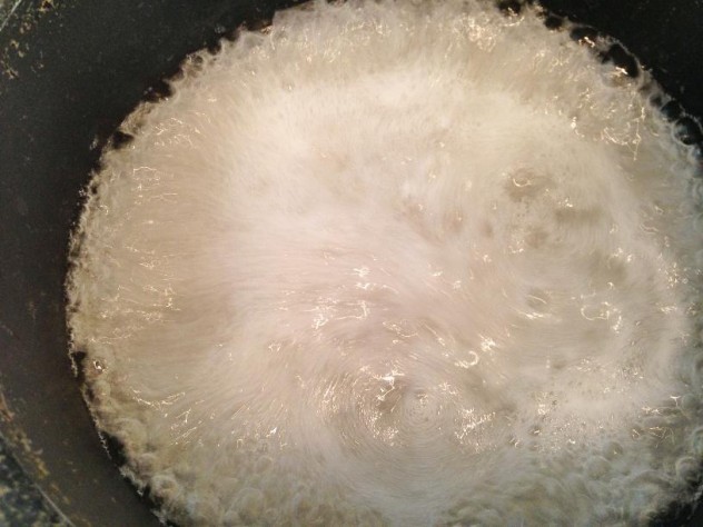 鍋にお湯を沸かし、沸騰したらかんてん粉を入れてよくかき混ぜます。
この時、お好みの甘さに砂糖を入れて下さい。