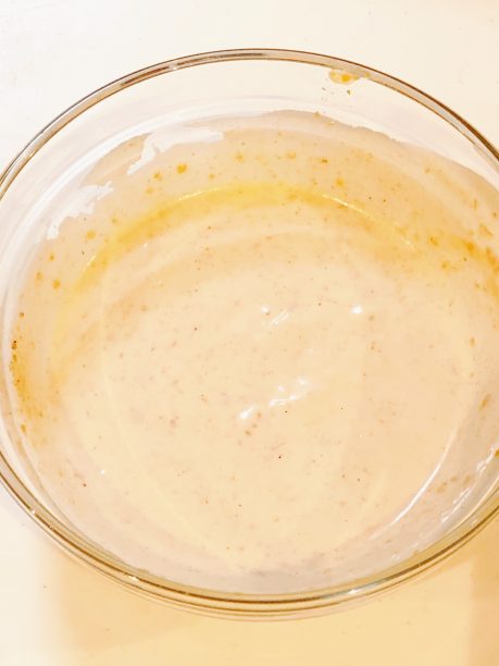 ヨーグルト味噌ダレは、みそ、白すりごま、砂糖、プレーンヨーグルトの順に混ぜ合わせます。