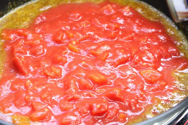 ③にホールトマトを加えて、中火で3分炒めます。