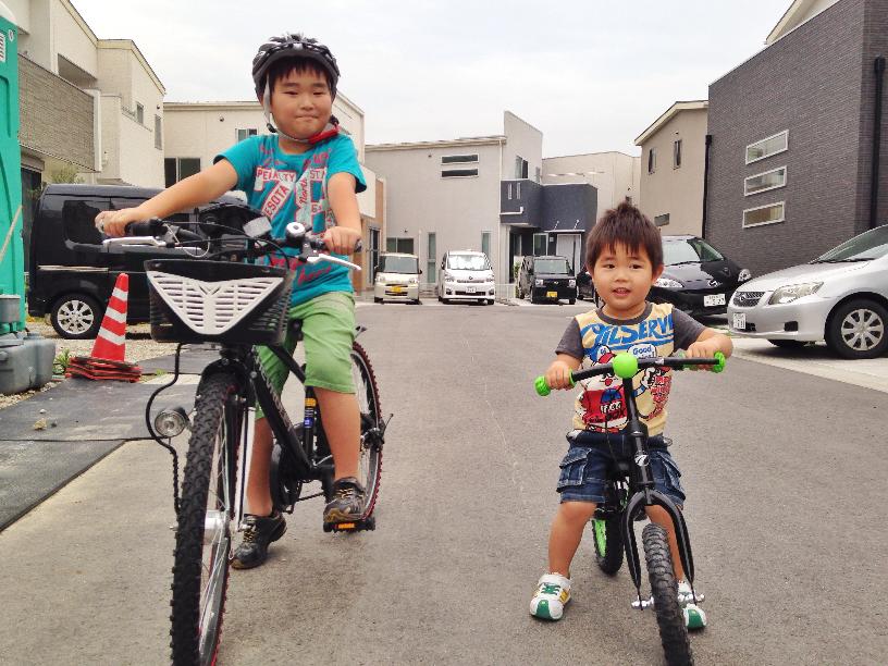 そうちゃんとせんちゃん自転車に乗る