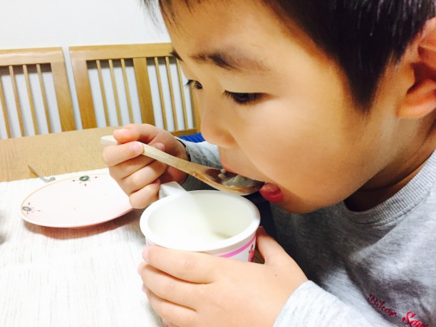 豆乳甘酒を飲むせんちゃん