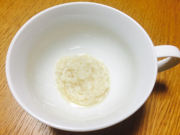 カップに甘酒を入れる