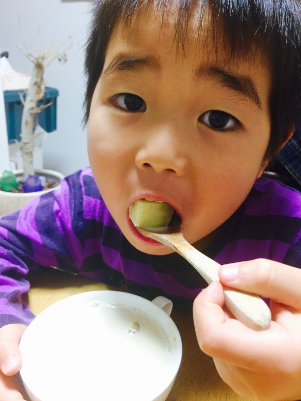 ホットスープを食べるせんちゃん