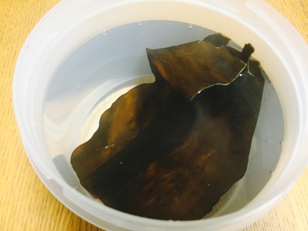 内容器にお湯と昆布を入れる