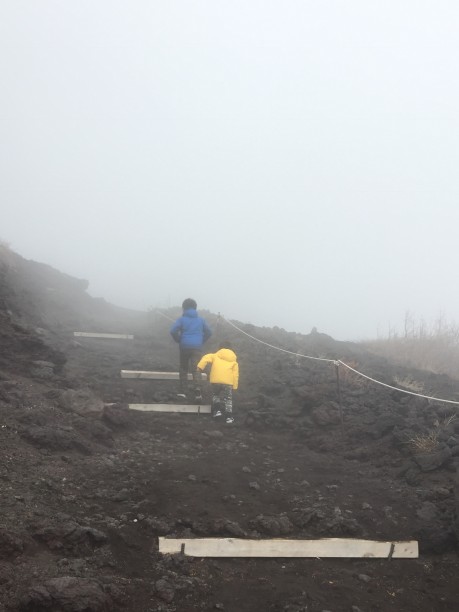 富士山に登るせんちゃん、そうちゃん