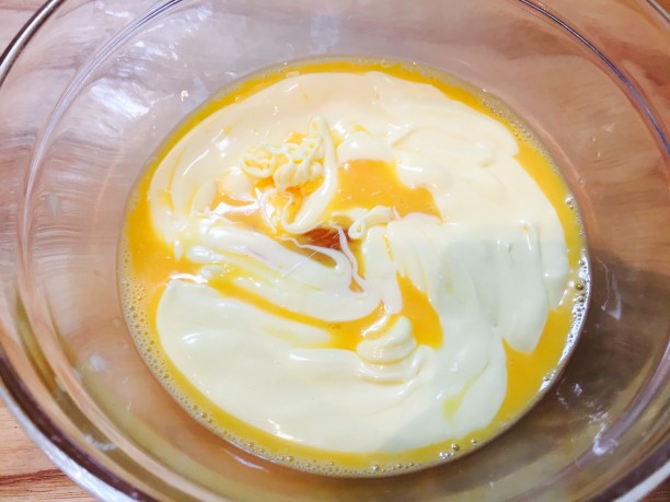 バターと卵をまぜる