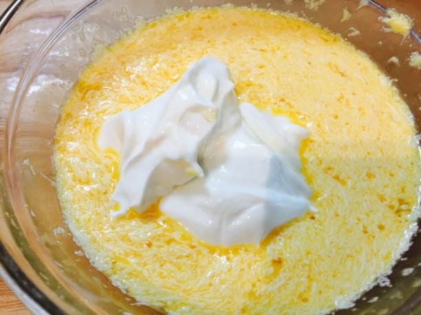 水切りヨーグルトを入れる