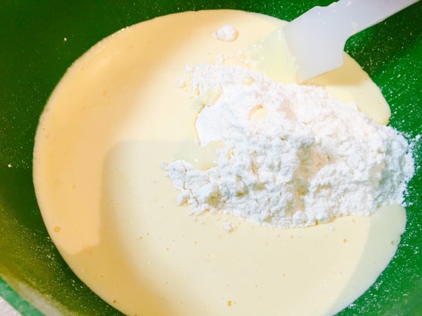 ホットケーキミックス・豆乳を入れる