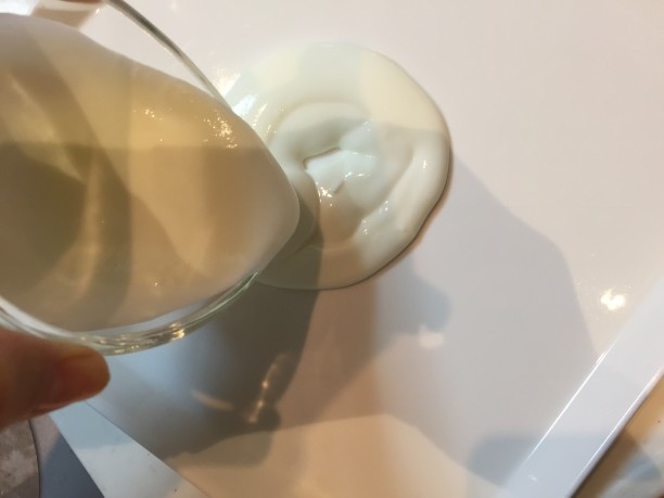 お皿にヨーグルトを入れる