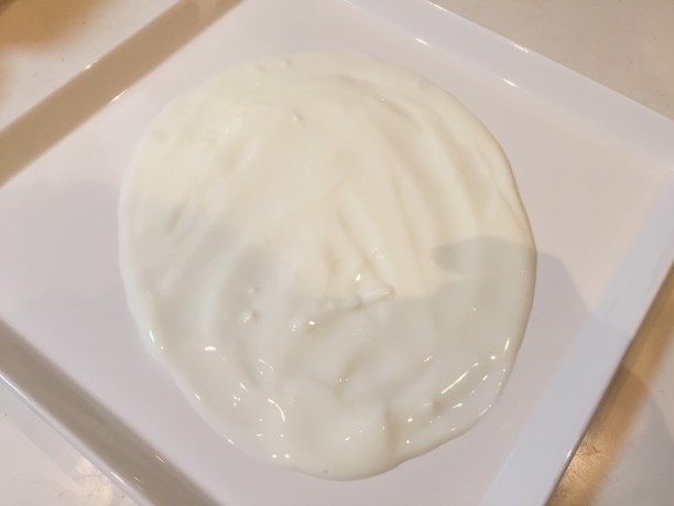 ヨーグルトを平らにならす