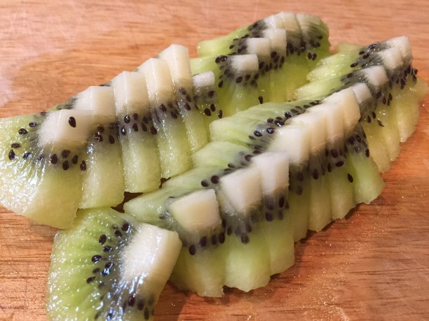 キウイをイチョウ切りにする