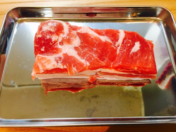 肉に塩をまぶす
