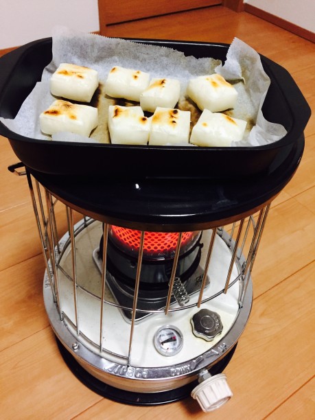 ストーブでお餅を焼く