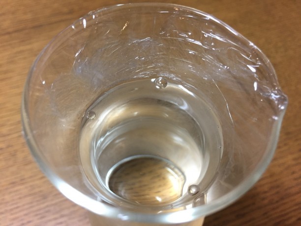 徳利の口をラップで塞ぐ