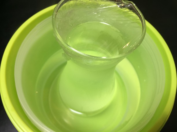 内容器にお湯を注ぎ徳利を入れる