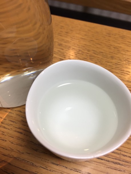 おちょこに注ぐ