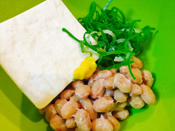 納豆・豆腐・ネギを入れる