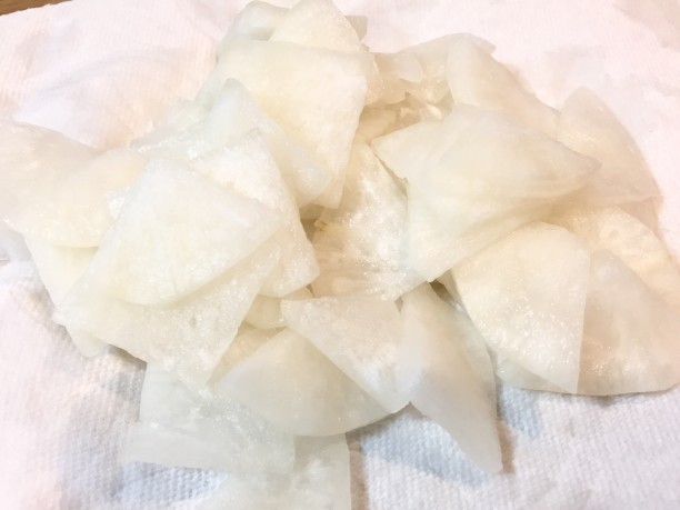 キッチンペーパーで水分をふき取る