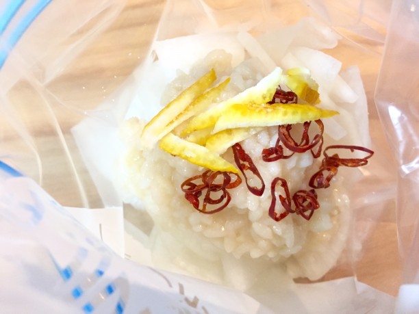 保存袋に材料を入れる