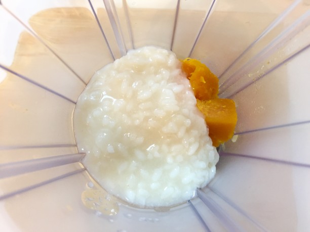 甘酒と豆乳を入れる
