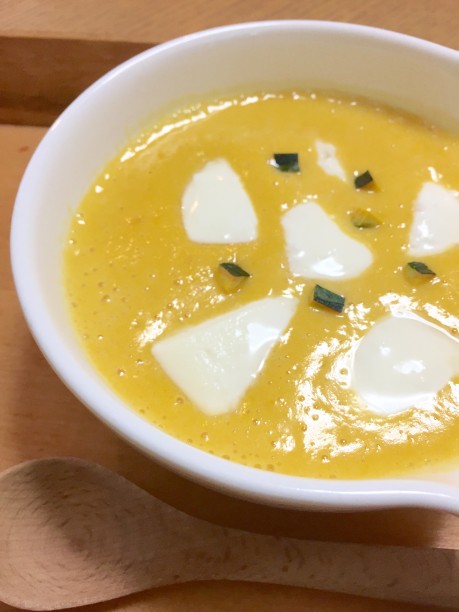 モッツアレラチーズとかぼちゃの皮をトッピング